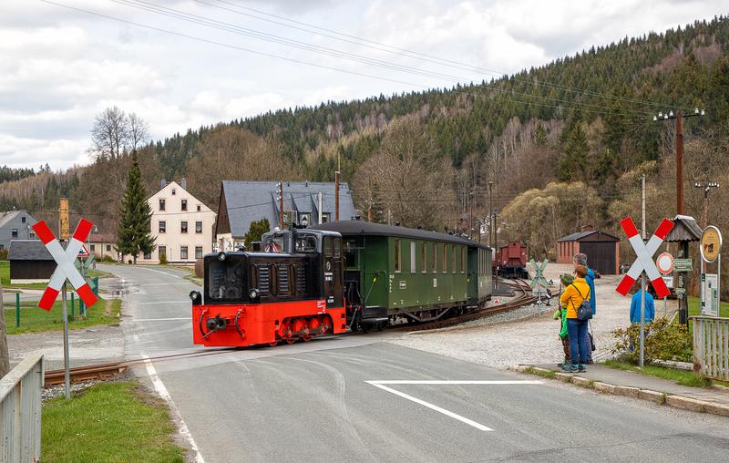 Der kurze Zug mit V10c 199 009-2 verläßt den Bahnhof Schmalzgrube