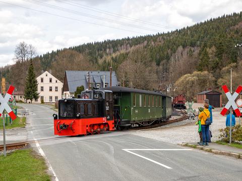 Der kurze Zug mit V10c 199 009-2 verläßt den Bahnhof Schmalzgrube