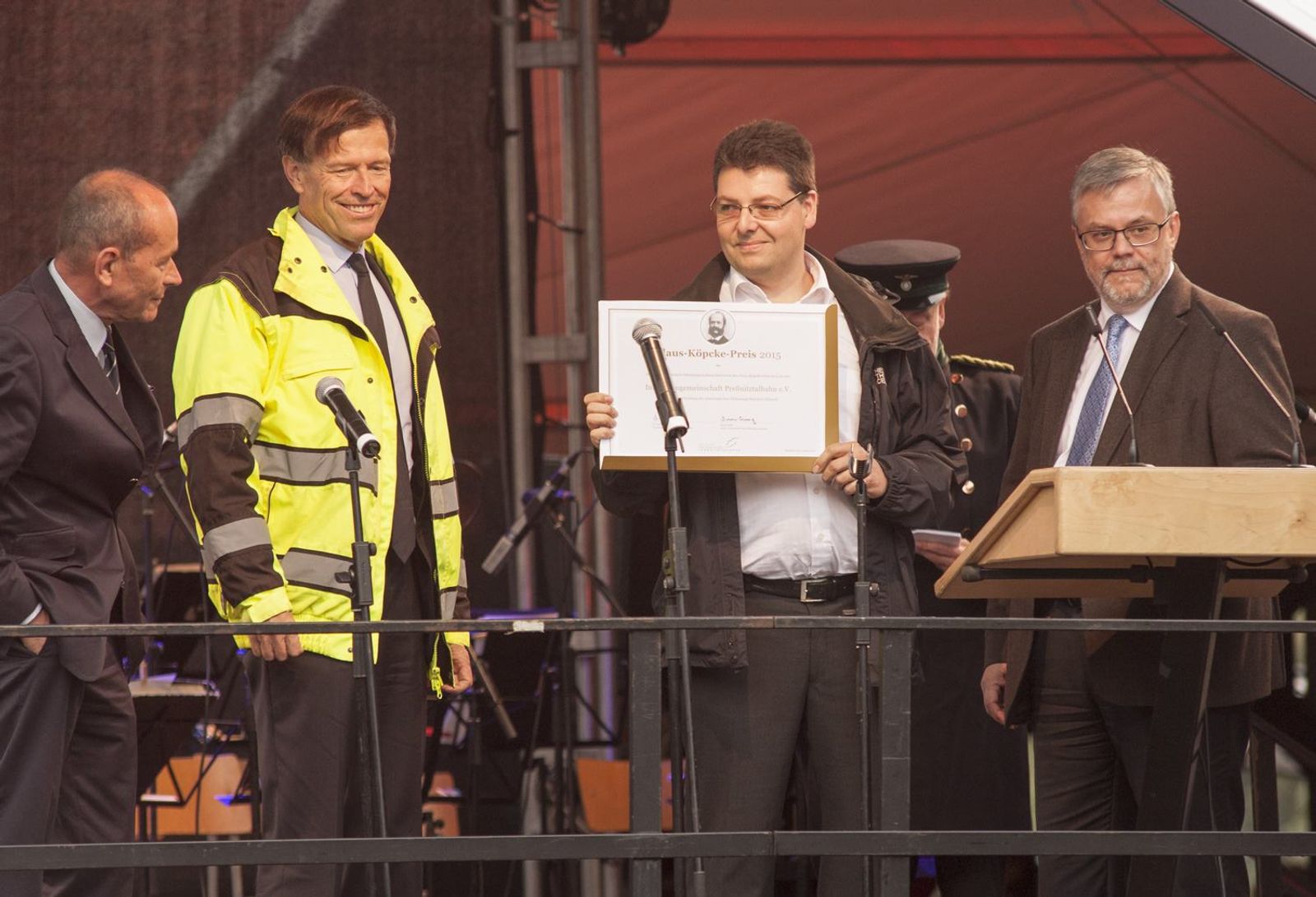 Vereinsgeschäftsführer Gerald Seifert nimmt von Bodo Finger und Matthias Rösler sowie Dr. Andreas Winkler die Urkunde für den "Claus-Köpcke-Preis 2015" entgegen.