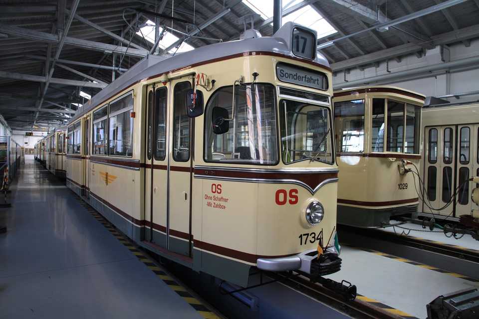 Bis zu ihrer Abgabe nach Berlin waren diese Fahrzeuge für einige Jahre die modernsten Straßenbahnen auf dem Netz in Dresden - schön dass es ein Fahrzeug zurück geschafft hat.
