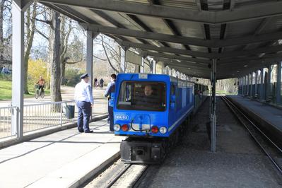 Die heute blaue Akkulok EA02 ist immer noch die modernste Lok der Parkeisenbahn, auch wenn sie bereits 1982 in Betrieb genommen worden ist.