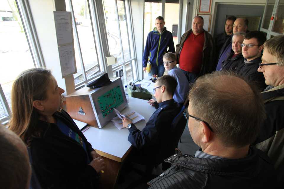 Im Stellwerk neben dem Bahnhof am ZOO und am Bahnbetriebswerk erfahren die Vereinsmitglieder viel Wissenswertes über den Betriebsablauf auf der Parkeisenbahn.