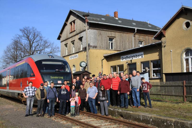 Gruppenfoto der Teilnehmer des Vereinsausfluges 2016 vor dem Empfangsgebäude der Zellwaldbahn in Großvoigtsberg.