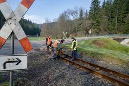 Am Bahnübergang der Straße nach Grumbach beginnen die Arbeiten am Gleis.