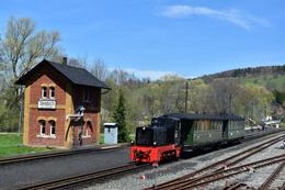 Der kurze diesellokgeführte Zug startet am Wasserhaus in Steinbach.