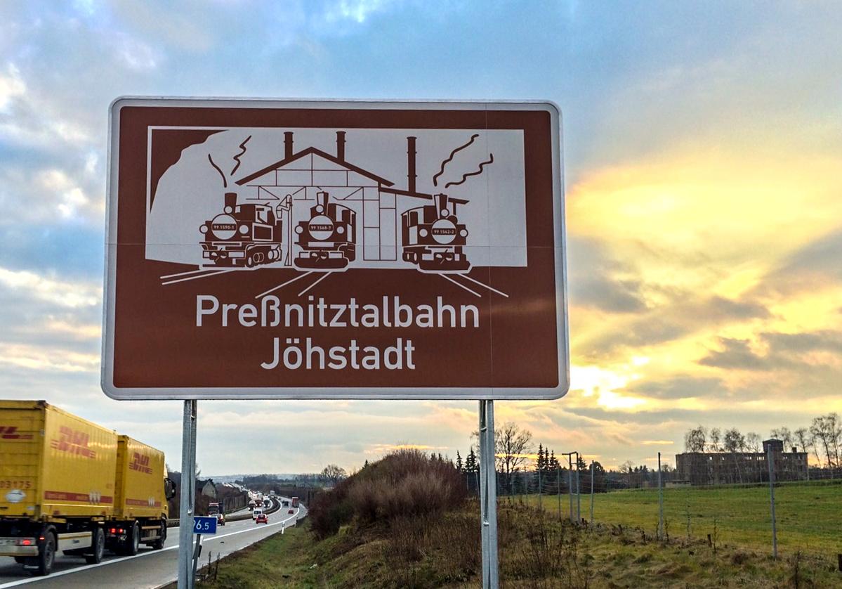 Die Touristische Unterrichtungstafel an der Bundesautobahn A72 zwischen den Anschlusstellen Chemnitz-Süd und Stollberg-Nord.