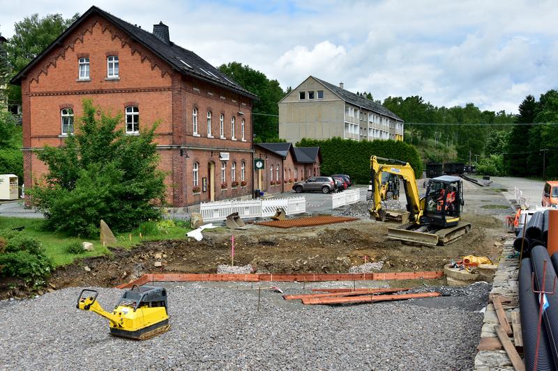 Die Vorbereitung für den Einbau der bewehrten Betonplatte über dem Abwasserkanal hat begonnen.