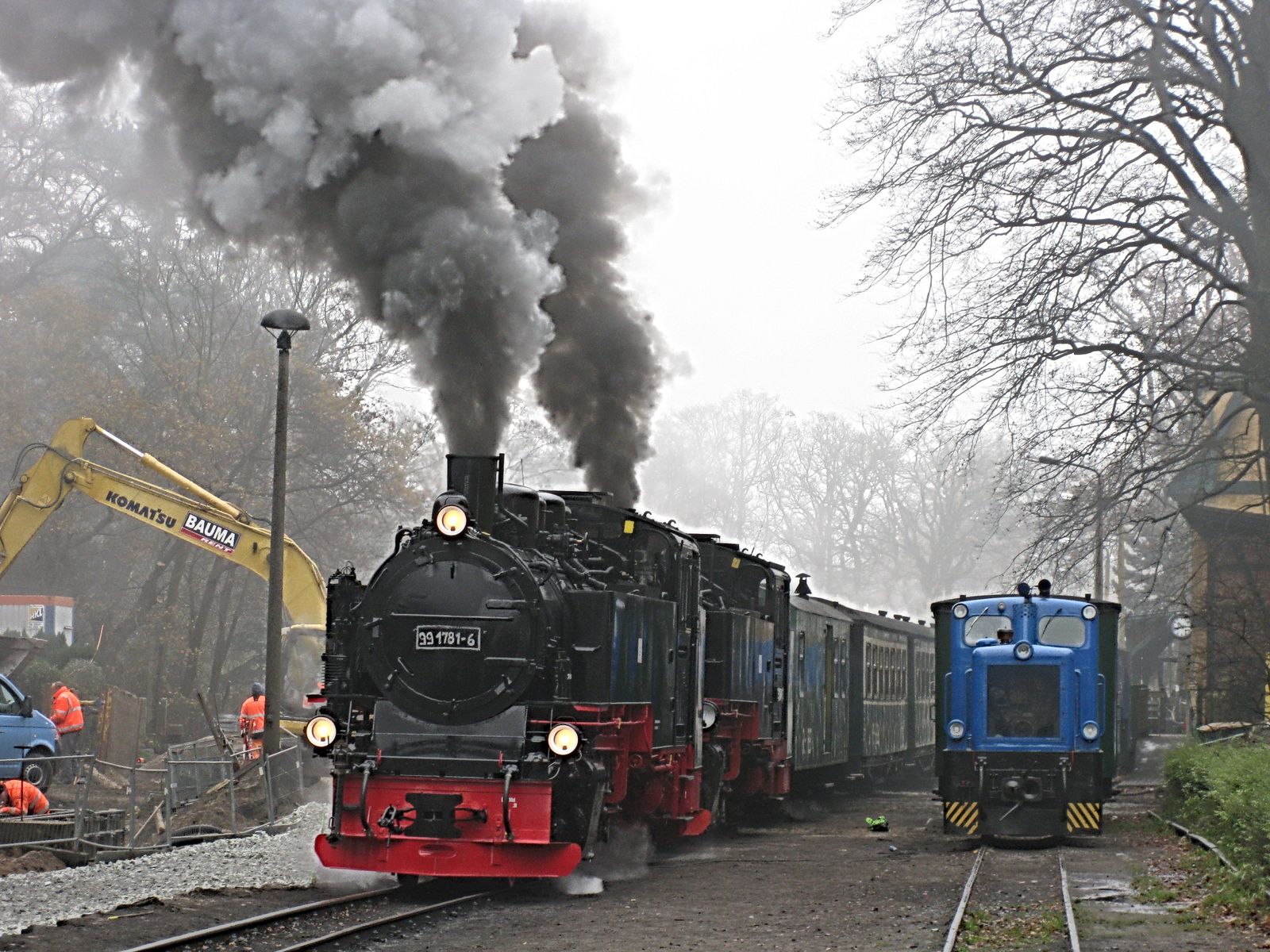 99 1781-6 der Rügenschen BäderBahn wird als Vorspannlok einem Leistungstest nach der Hauptuntersuchung unterzogen, im Bahnhof Göhren begegnet sie der V10 C 199 008-4 der Preßnitztalbahn, die hier als Bauzuglok zum Einsatz kommt.