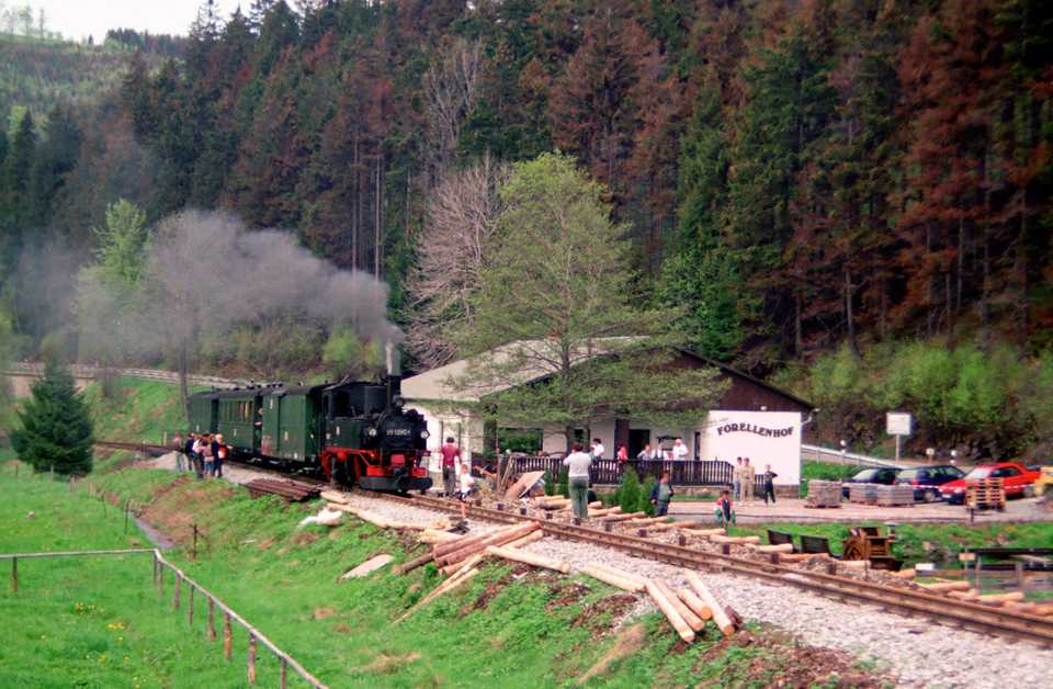 Am 19. Mai 1996 - rund fünf Jahre nach der Eröffnung im Jahr 1991 - stand der erste Dampfzug vor dem „Forellenhof“. Sowohl am Bahnsteig als neuen zeitweiligen Endpunkt der Museumsbahn bis zum Mai 1998 als auch am Pkw-Parkplatz vor der Gaststätte wurde noch kräftig gearbeitet, um zur offiziellen Eröffnung zu Pfingsten 1996 für die Gäste per Bahn alles bereit zu haben.