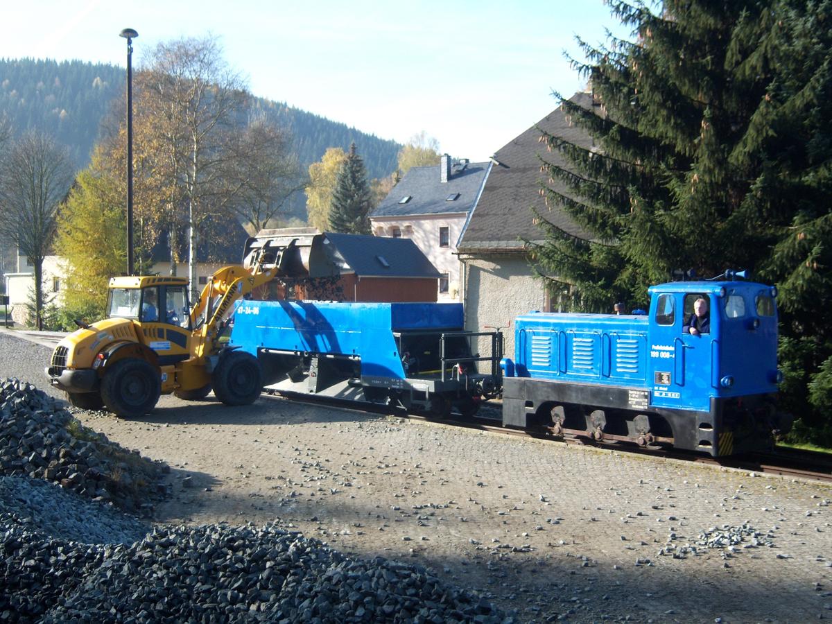 Fortsetzung der Vorbereitungsarbeiten für den Stopfmaschineneinsatz mit Ausbringung des Schotters bis zur Grumbacher Straße.