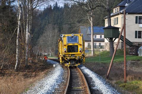 Einsatz der Stopfmaschine im Abschnitt zwischen Hp. Forellenhof und Schmalzgrube.