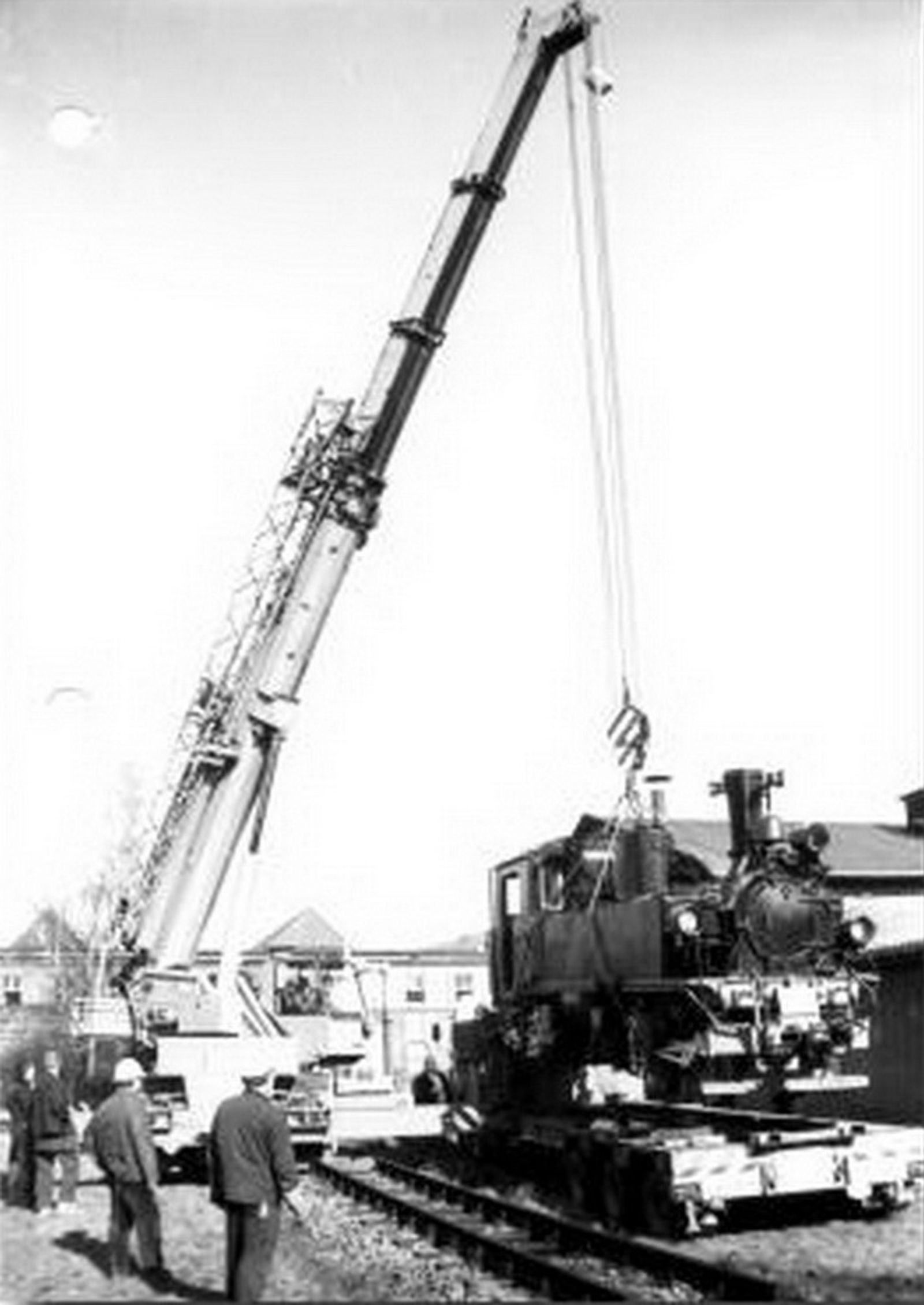 Das abgebildete Foto war im Betriebsbuch der Lok abgeheftet, als es an die IG Preßnitztalbahn e.V. übergeben wurde. Die Aufnahme stammt von Ende April 1989, als die Lok nach ihrer Aufarbeitung (wahrscheinlich auf einem Schmalspurfahrzeugtransportwagen) auf den im Raw errichteten "Sockel" aufgestellt wurden.
