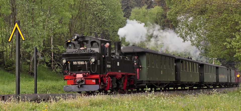 Personenzug in Anfahrt auf den Bahnhof Schmalzgrube