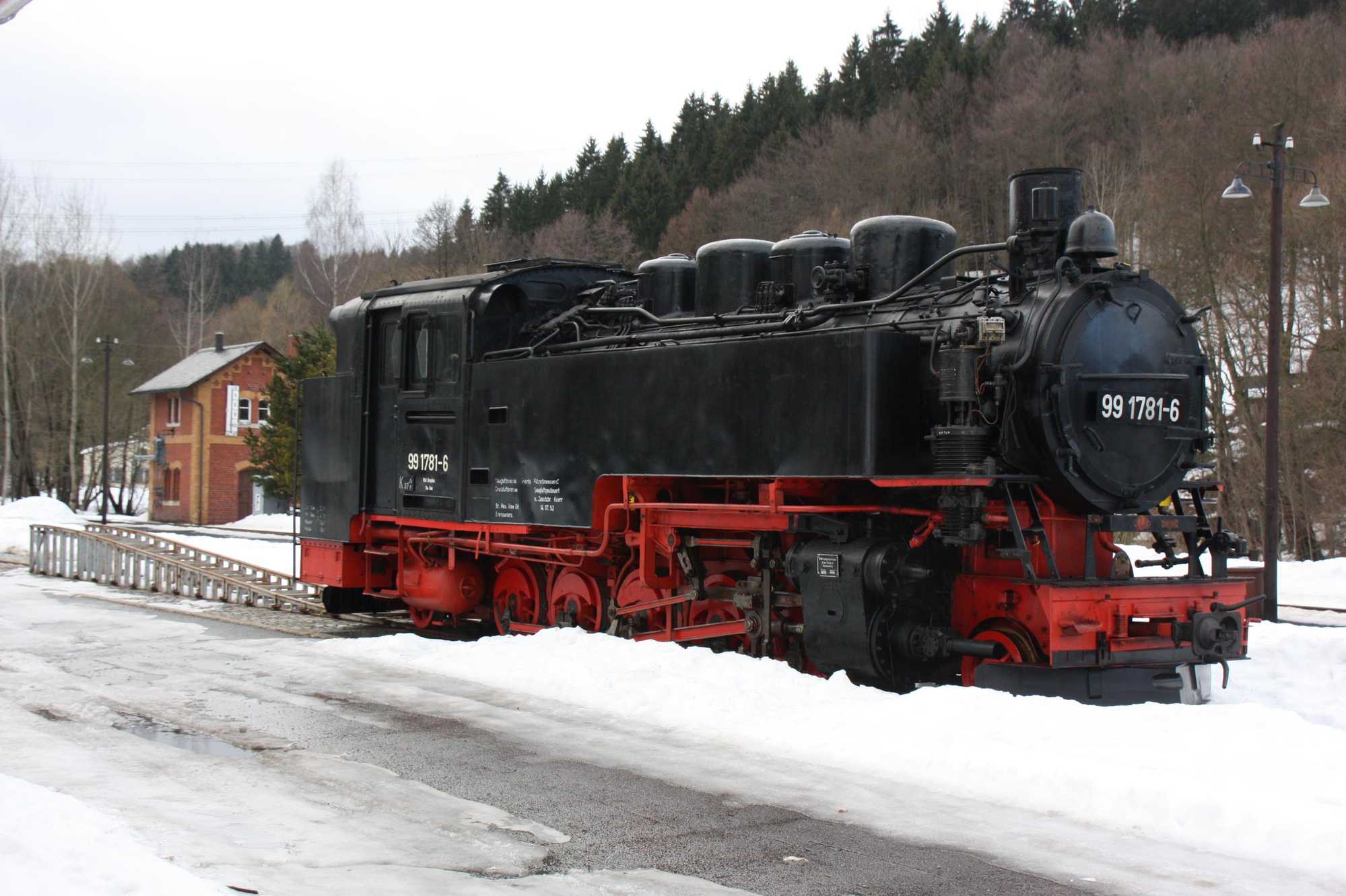 Die VII K steht abfahrbereit an der Rampe im Bahnhof Steinbach.