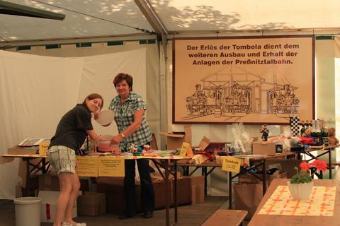 Vorbereitung der Tombola. | 11.06.2011 | Foto: Winfried Eichler Vorbereitung der Tombola.