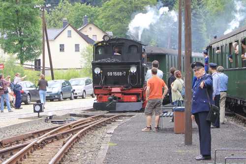 Einfahrt des Zuges aus Jöhstadt in Schmalzgrube, die Zugschaffner müssen am Bahnsteig mit für Sicherheit sorgen.