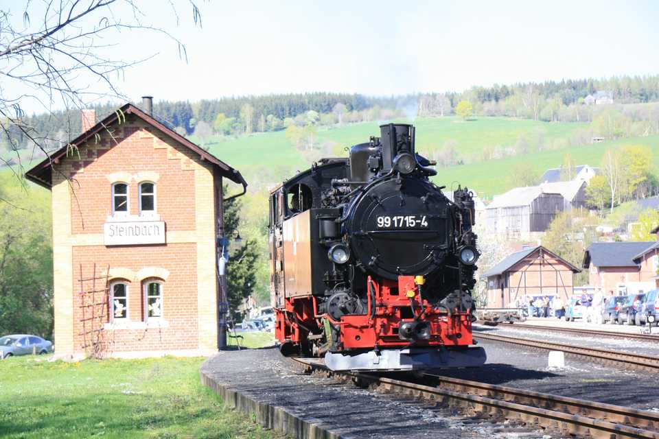 VI K 99 1715-4 fährt vom Wasserhaus an den Zug.