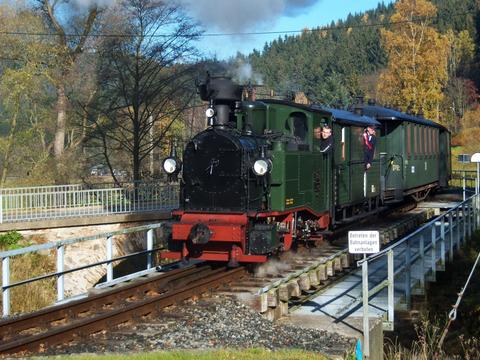 Am letzten Tag der Sommersaison auf der Preßnitztalbahn kommt noch einmal die I K Nr. 54 vor den Zügen zum Einsatz.