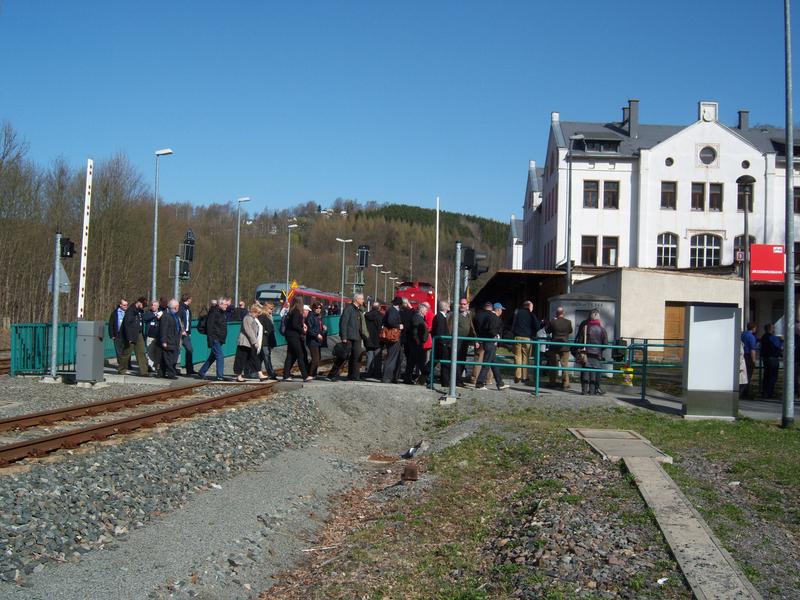 Ankunft des Sonderzuges mit PRESS-V100 und vier VSE-Museumszugwagen aus Dresden im Bahnhof Annaberg-Buchholz unterer Bahnhof.