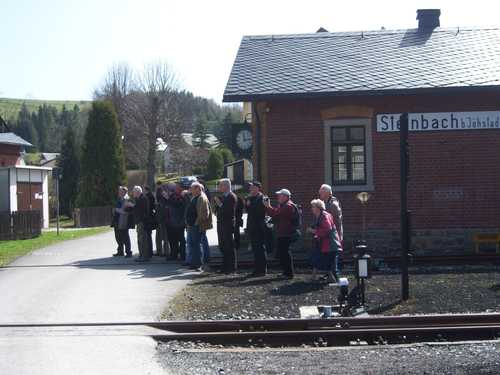 Foto-Einfahrt des Sonderzuges in Steinbach, die Fedecrail-Eisenbahnfreunde haben Foto-Aufstellung genommen.