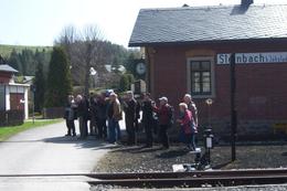 Foto-Einfahrt des Sonderzuges in Steinbach, die Fedecrail-Eisenbahnfreunde haben Foto-Aufstellung genommen.