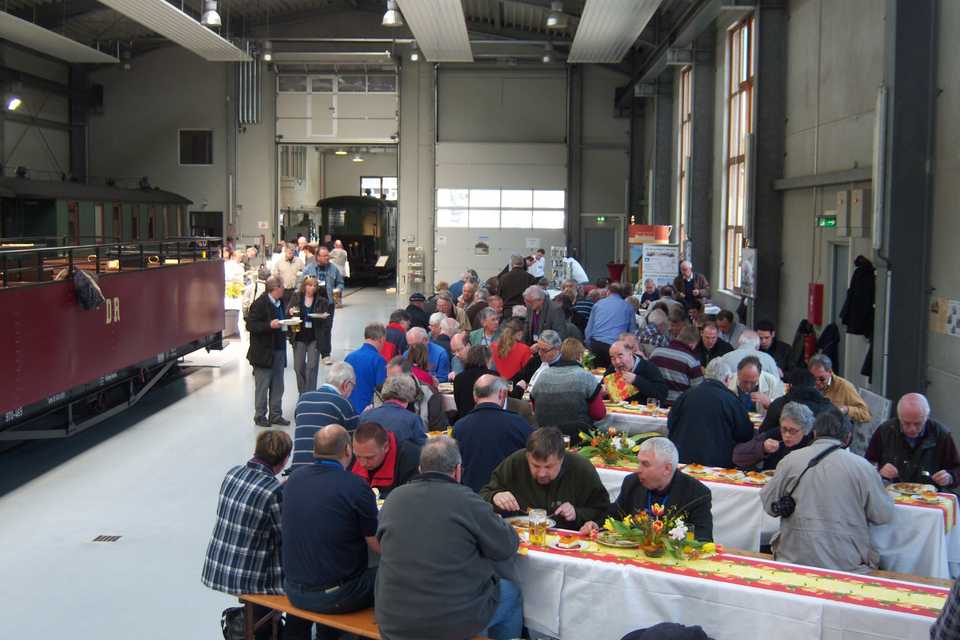 Mittagsverpflegung der Teilnehmer der Sonderfahrt in der Ausstellungs- und Fahrzeughalle.