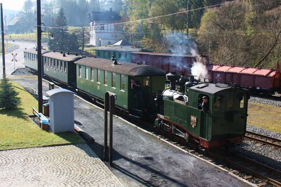 Ein Zug mit der I K Nr. 54 erreicht den Bahnhof Schlössel.