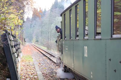 Blick vom Heizer zurück zum Bahnsteig am Wildbach, wenn der Abfahrtauftrag ertönt.