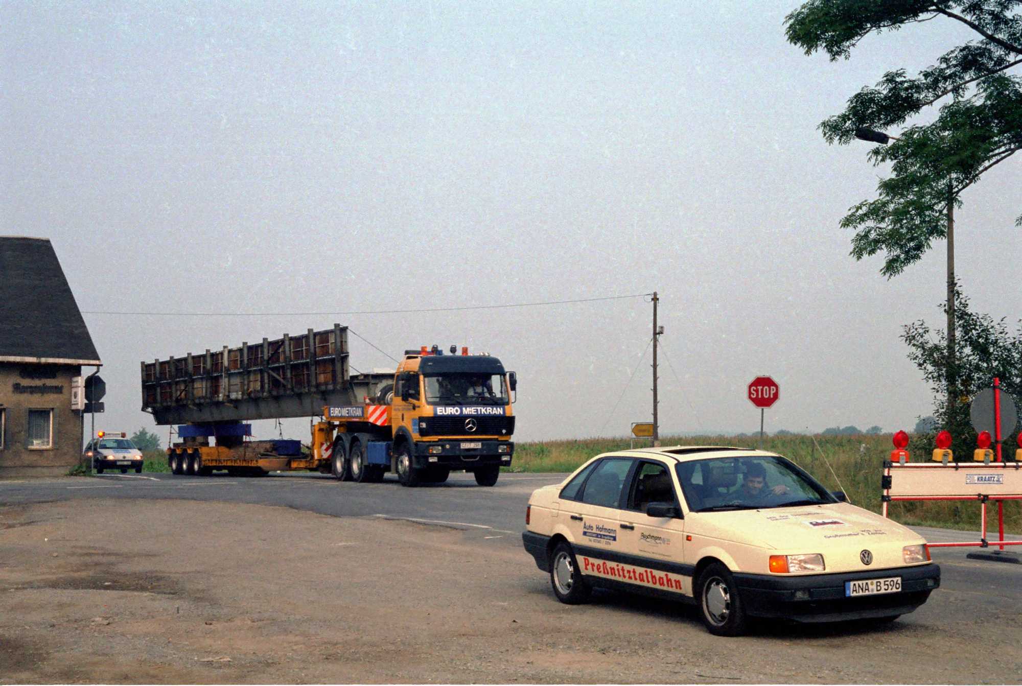 Der Brückentransport überquert die B95 am Gasthaus „Morgensonne“.