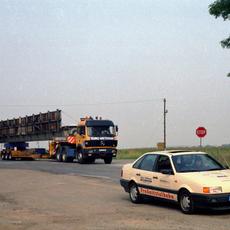 Der Brückentransport überquert die B95 am Gasthaus „Morgensonne“.