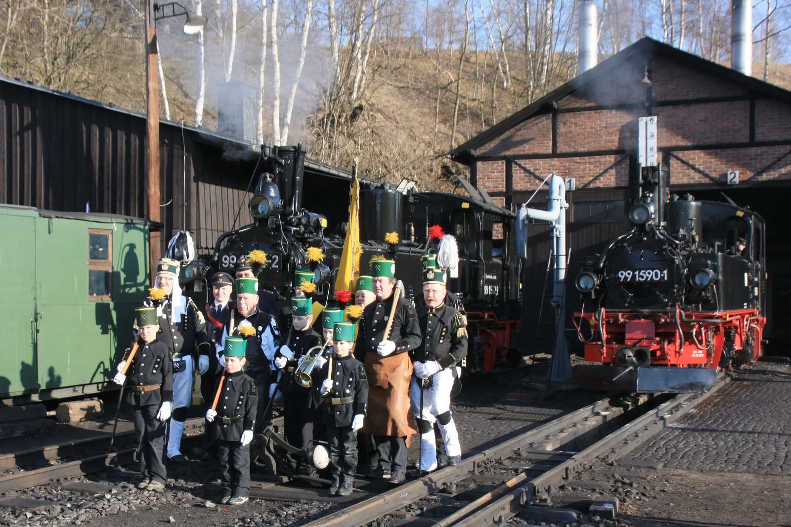 Fotoshooting am Karfreitagmorgen - mit Bergbrüderschaft und -musikanten vor Eisenbahnkulisse.