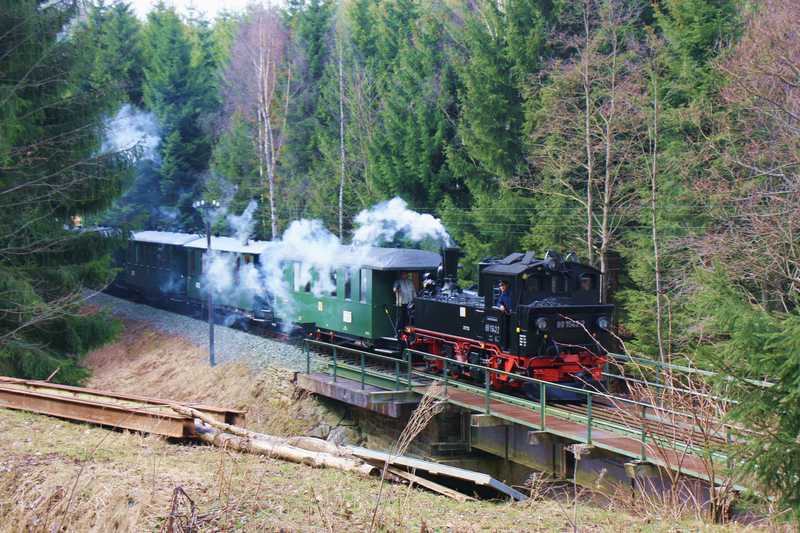 Talfahrt des Zuges in Richtung Steinbach am Kilometer 16.2 unterhalb des Haltepunkts Stolln.
