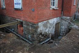 Die Treppe zum ehemaligen Waschhaus wurde abgebrochen, künftig ist der Zugang zum Heizungsraum durch den Kellergang möglich.