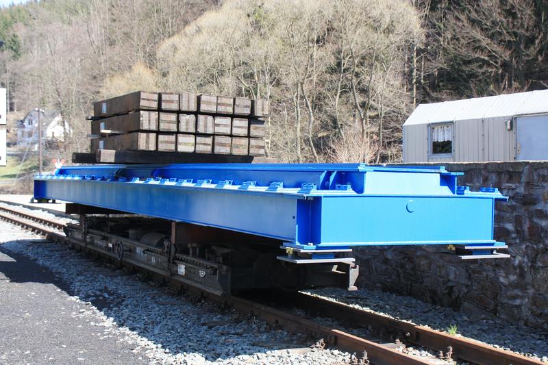 Der neue Überbau ist zusammen mit den Brückenschwellen im Bahnhof Schmalzgrube bereitgestellt, da die Zuführung von Schmalzgrube aus erfolgen wird.