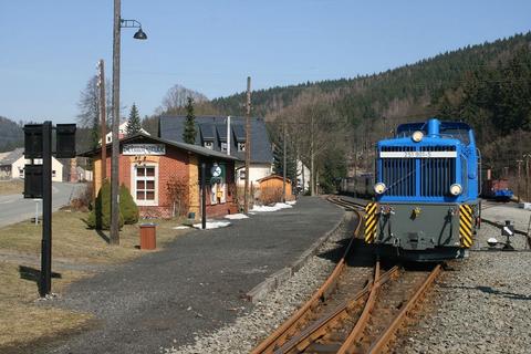 Kurzer Halt der Lastprobefahrt mit langem Wagenzug im Bahnhof Schmalzgrube.