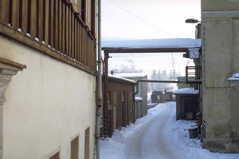 Ein Blick zwischen dem noch bewohnten Haus und der Fabrikanlage des Garnveredlungswerkes entlang des Paschweges bietet 1994 noch diesen Blick. | 14.02.1994 | Foto: Jörg Müller Ein Blick zwischen dem noch bewohnten Haus und der Fabrikanlage des Garnveredlungswerkes entlang des Paschweges bietet 1994 noch diesen Blick.
