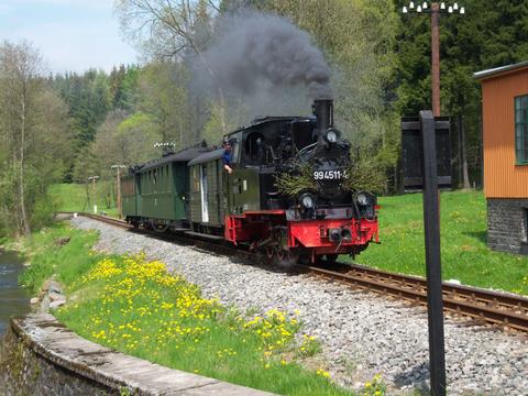 Der Zug mit 99 4511-4 in Richtung Jöhstadt erreicht in Kürze die Fahrzeughalle.