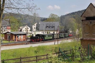 Personenzug im Bahnhof Schmalzgrube.