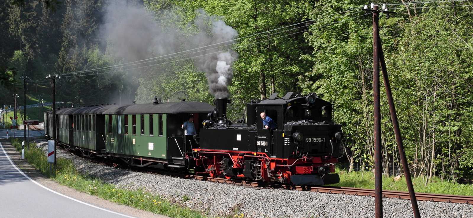 99 1590-1 mit einem Zug kurz nach dem Bahnübergang der Straße nach Grumbach.