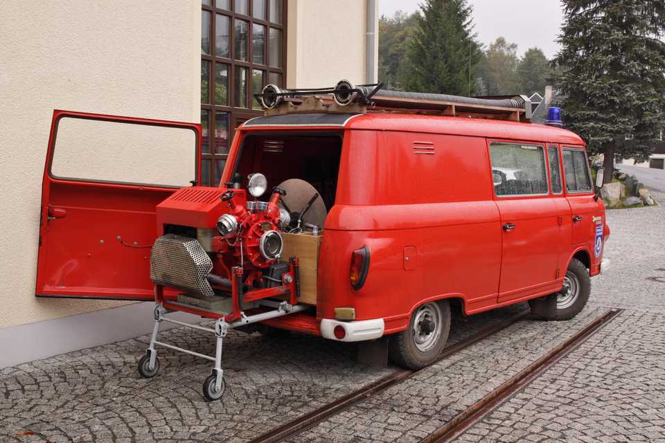 Der Barkas der Schmalzgrubener Feuerwehr demonstrierte historische Feuerwehrtechnik aus Jöhstadt.