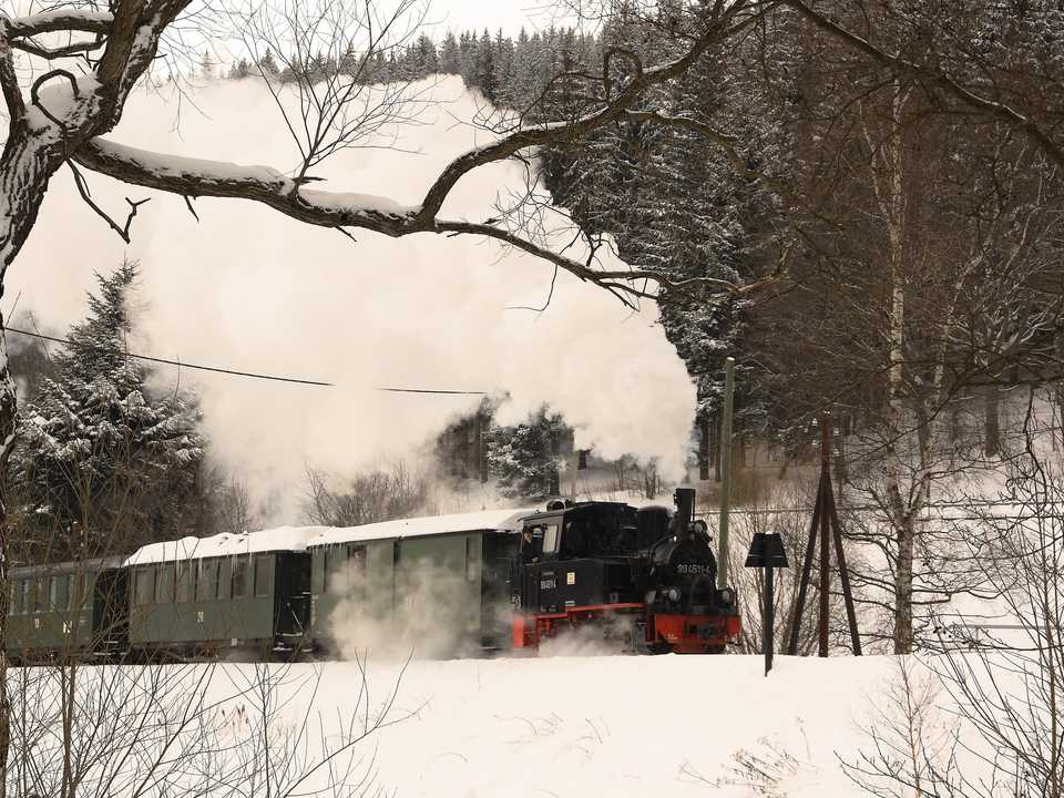 Die Fahrt durch die tiefverschneite Winterlandschaft erreicht gleich den Bahnhof Schmalzgrube.
