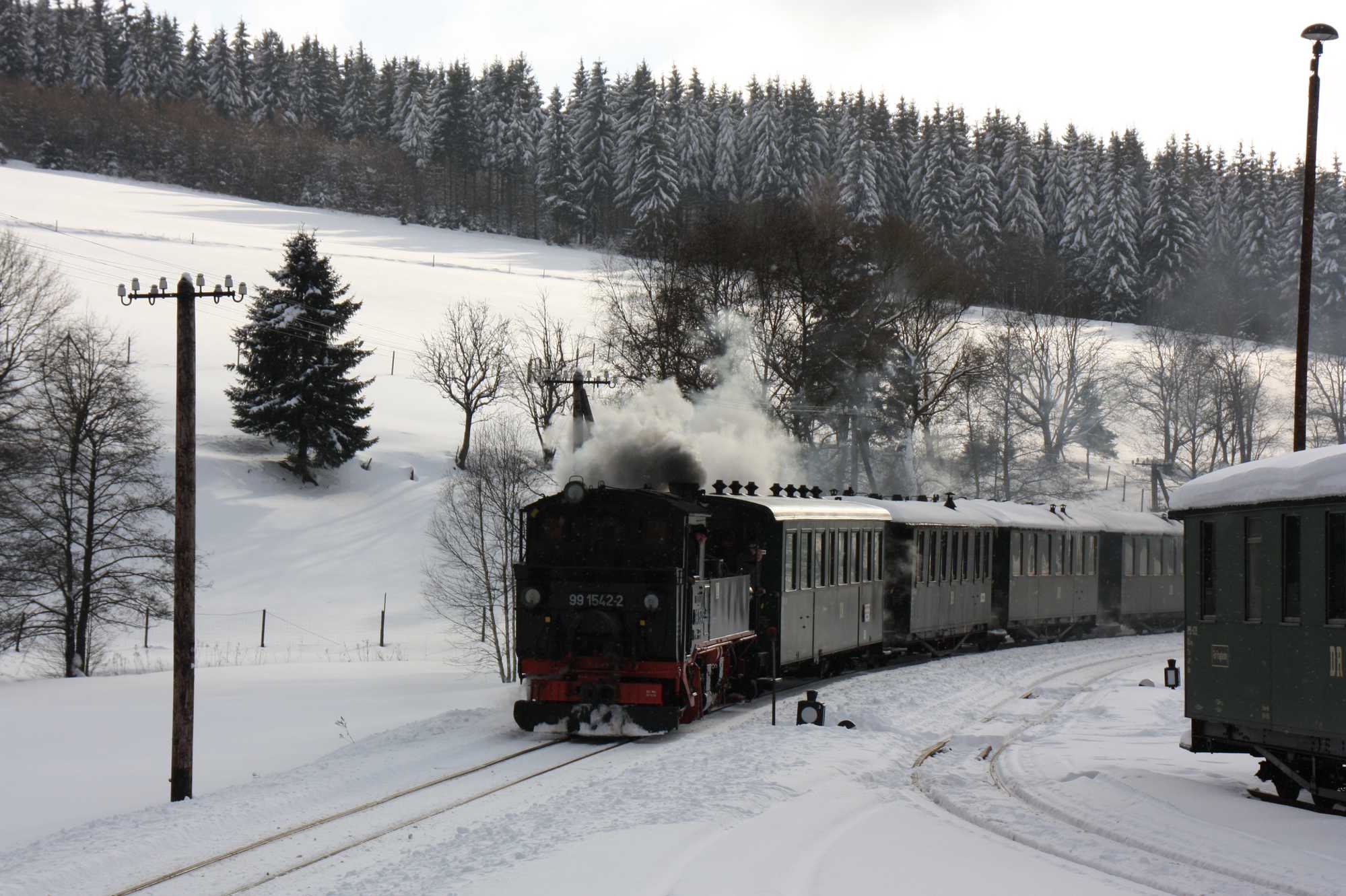 99 1542-2 passiert mit ihrem Zug die Anschlußbahn zur Ausstellungs- und Fahrzeughalle.
