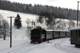 99 1542-2 passiert mit ihrem Zug die Anschlußbahn zur Ausstellungs- und Fahrzeughalle.