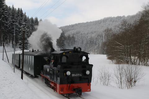 Wintereinsatz für Meppel 99 4511 vor einem Zug in Richtung Steinbach.
