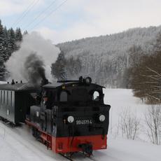 Wintereinsatz für Meppel 99 4511 vor einem Zug in Richtung Steinbach.
