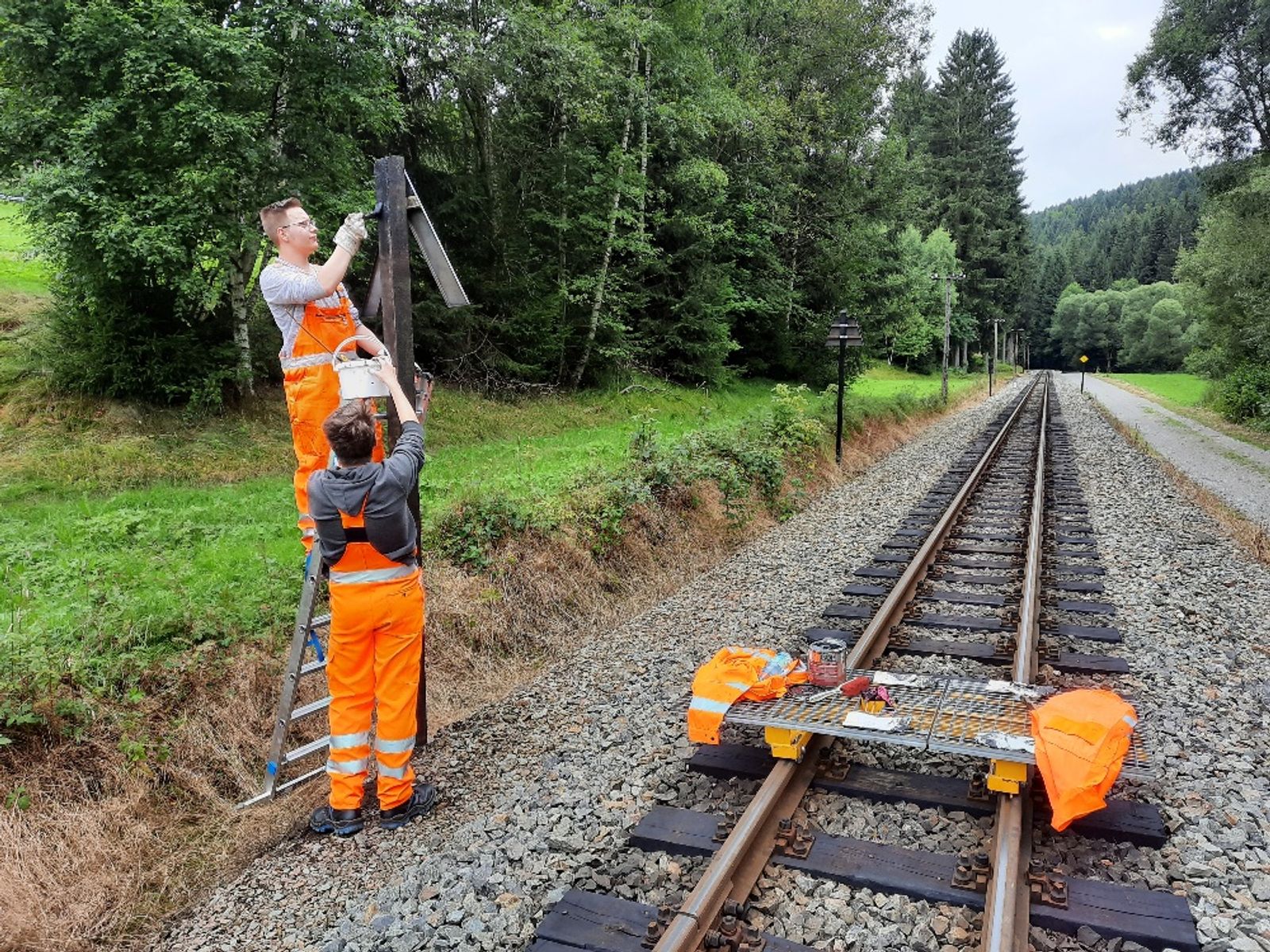 Instandhaltungsarbeiten an den Signalen entlang der Strecke