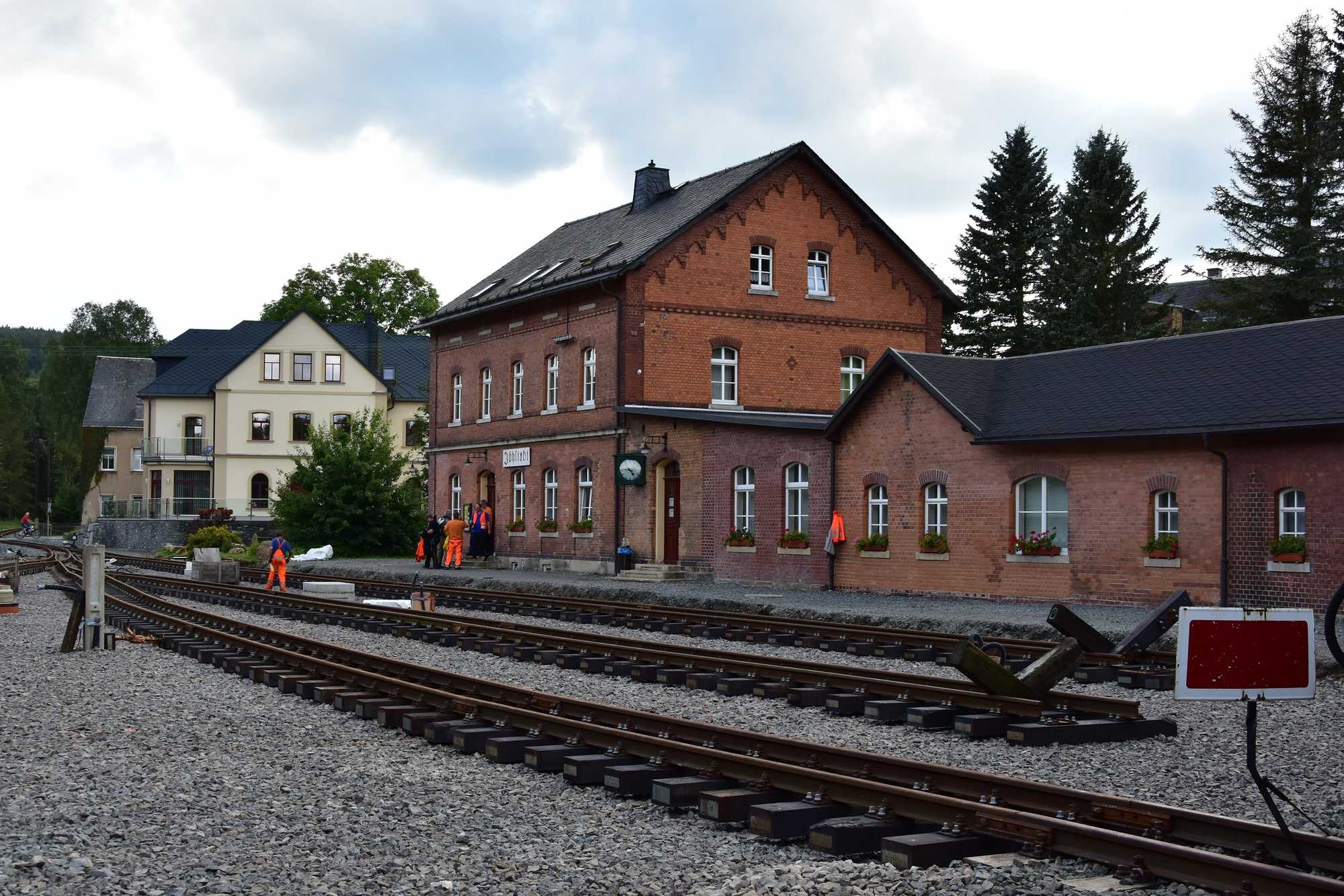 Neue Ansicht mit Gleisen vorm Bahnhof.