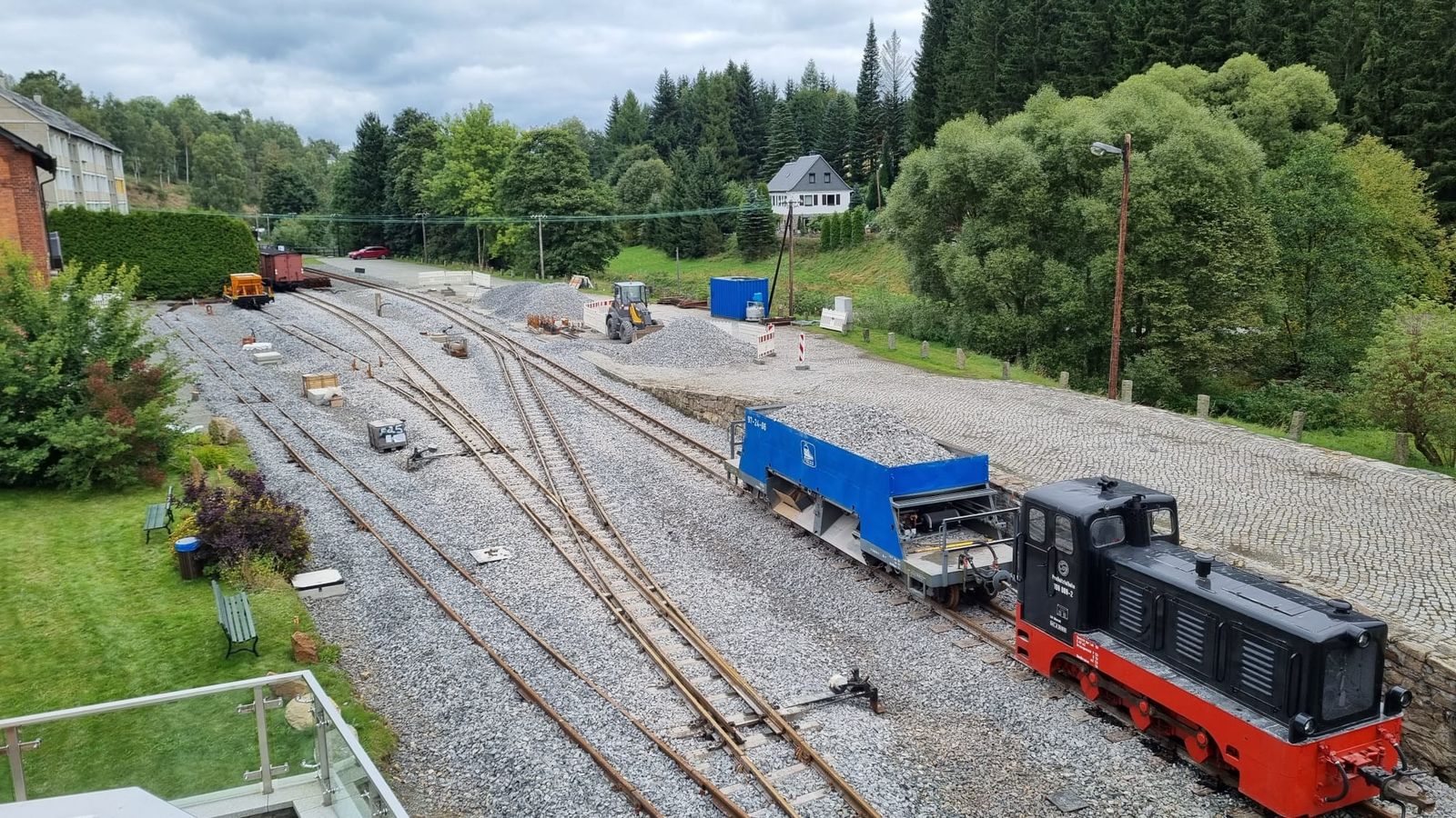 Die drei neuen Weichen 15, 16 und 17 sowie rund einhundert Meter Gleis wurden am Wochenende 18. und 19. September gestopft.