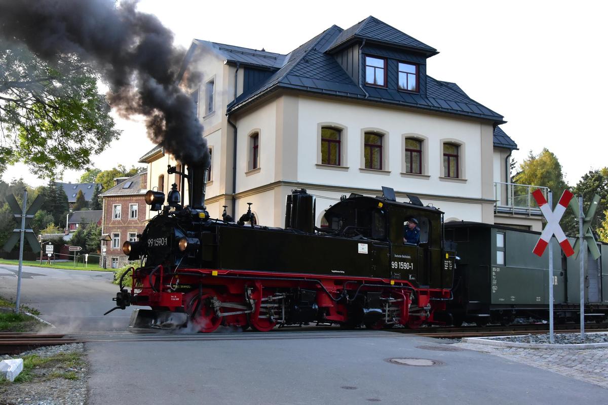 Wird mit Sicherheit in Zukunft ein beliebtes Fotomotiv: IV K mit Zug auf dem Bahnübergang Dürrenberg