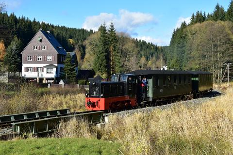 Der Zug ist zwischen Schlössel und Jöhstadt unterwegs.